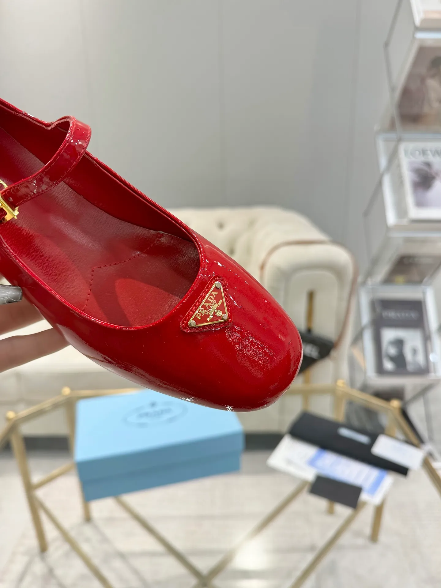 💕💕Factory direct selling price p580💕💕 (imitation leather bottom-20) New arrival 👉Ready stock👈Remove the original plate and make a 1:1 replica‼ ️ The highest version of Prada's early spring catwalk hot style 😘The latest spring style Retro Mary Jane series Genuine leather sole, simulated leather sole, a must-have for goddesses Super comfortable on the feet and reducing age 👉The upper is made of imported gold velvet, comfortable round toe, retro and playful, lining + feet, imported sheepskin lining, breathable and comfortable, matching private molded buckles (all original logos) Heel height 4cm Code number 35M-39M (34 40 41 42 customized, non-refundable and non-exchangeable)✅